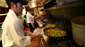 Trabajadores de cocina en restaurantes de todo el estado suelen tener que soportar temperaturas extremas.