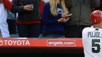 Albert Pujols es felicirado por Mike Trout tras batear su jonró 598 en las Ligas Mayores. Fue el primer partido de los Angels sin Trout, quien se lesionó el pulgar izquierdo.