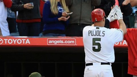 Albert Pujols es felicirado por Mike Trout tras batear su jonró 598 en las Ligas Mayores. Fue el primer partido de los Angels sin Trout, quien se lesionó el pulgar izquierdo.