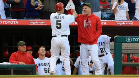 Albert Pujols es felicirado por Mike Trout tras batear su jonró 598 en las Ligas Mayores. Fue el primer partido de los Angels sin Trout, quien se lesionó el pulgar izquierdo.
