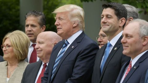 Trump en una rueda de prensa después del voto sobre la ley de salud.