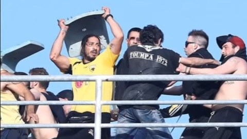 Hinchas del AEK y PAOK de Grecia estallaron la violencia