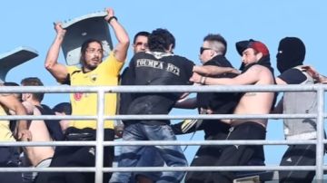Hinchas del AEK y PAOK de Grecia estallaron la violencia