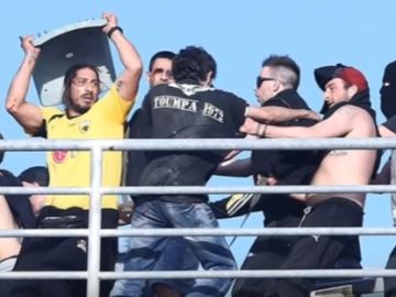 Hinchas del AEK y PAOK de Grecia estallaron la violencia