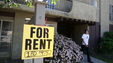 En Los Ángeles, las personas de bajos recursos batallan para conseguir un hogar.