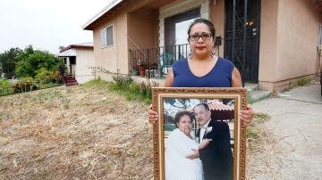Terry González con una foto de sus padres ya fallecidos. (Archivo)