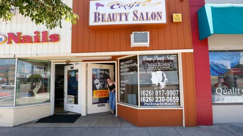 06/13/17/LOS ANGELES/Cecilia Arteaga, small business owner of CecyÕs Beauty Salon in Pasadena, points to the unfinished and improperly done construction work done by an unlicensed construction contractor. (Photo Aurelia Ventura/ La Opinion)