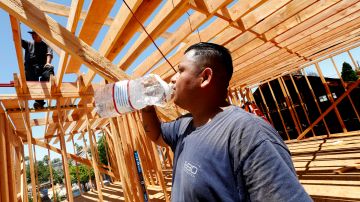 06/20/17 / LOS ANGELES/ Construction worker Roberto Garcia drinks water in an effort to cool off the hot temperature while working in Los Angeles. (Photo by Aurelia Ventura/La Opinion)