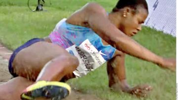 La atleta nugeriana Blessing Okagbare perdió la peluca en un salto