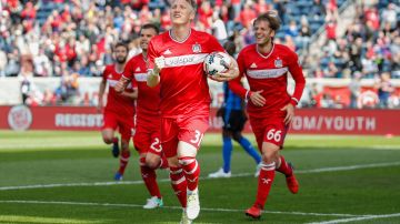 KSK02. Bridgeview (United States), 01/04/2017.- German soccer player Bastian Schweinsteiger (C) celebrates after scoring against the Montreal Impact during the first half of the MLS game at the Toyota Park in Bridgeview, Illinois, USA on 1 April 2017. (Incendio, Estados Unidos) EFE/EPA/KAMIL KRZACZYNSKI