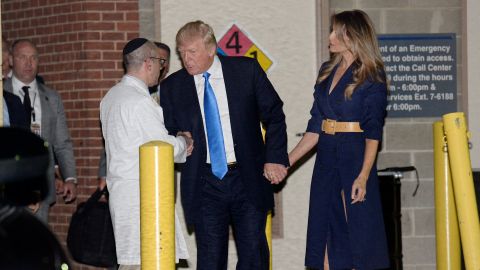 Donald y Melania salen del MedStar Washington Hospital Center tras visitar a las víctimas del tiroteo.