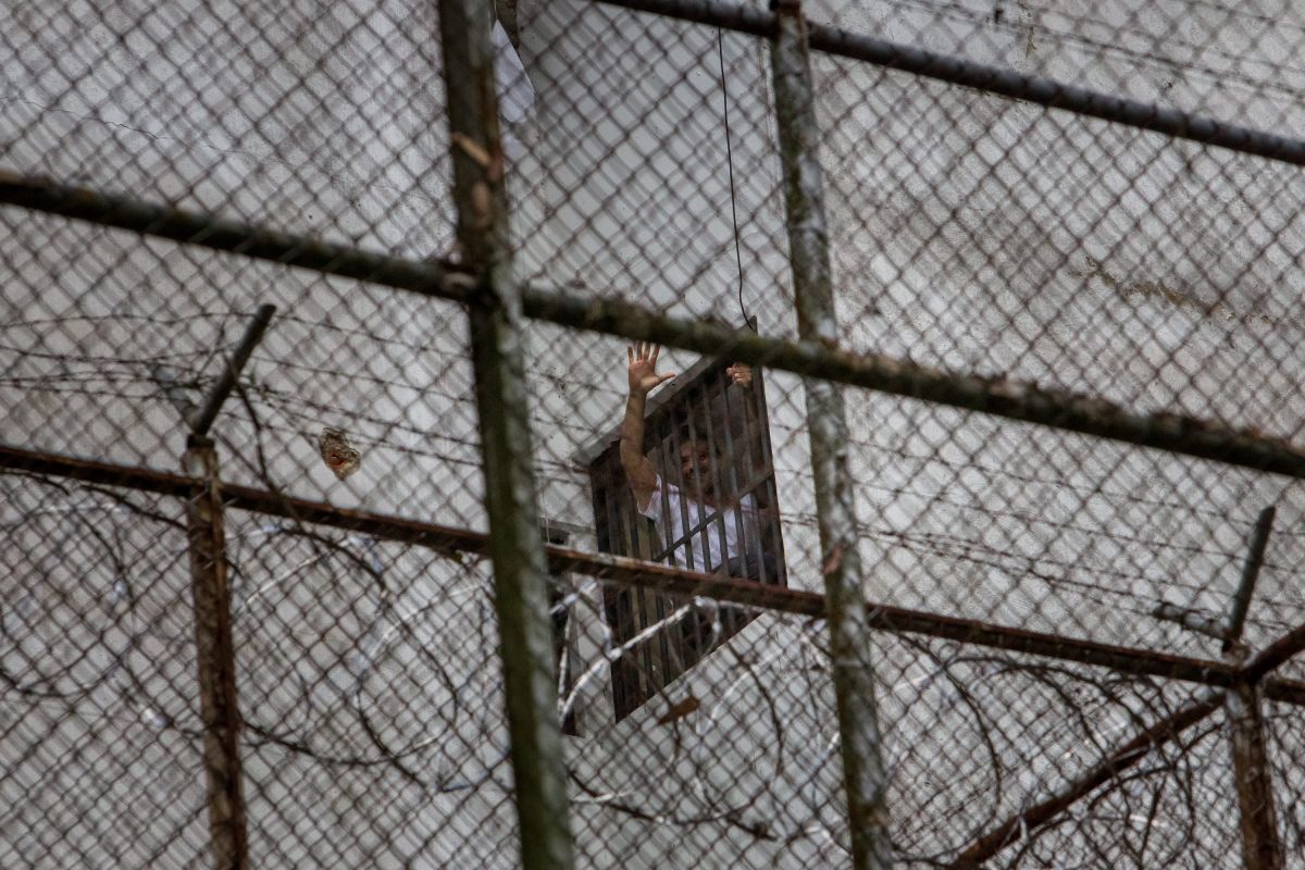 Leopoldo López suele saludar a su familia desde su celda en la Prisión Militar de Ramo Verde.
