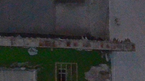 Autoridades inspeccionan el lugar de un tiroteo en Veracruz.