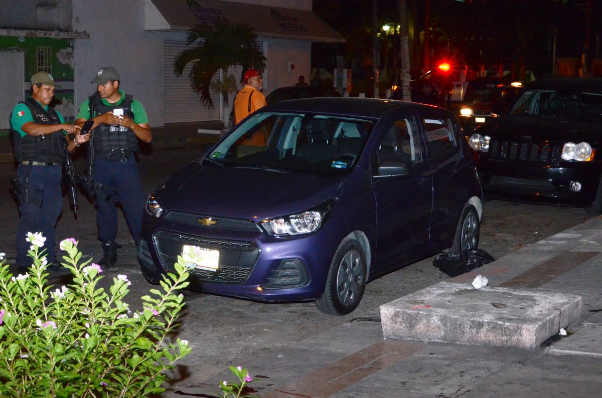 Autoridades inspeccionan el lugar de un tiroteo en Veracruz.