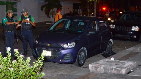 Autoridades inspeccionan el lugar de un tiroteo en Veracruz.