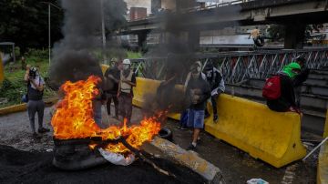 Una barricada alzada en protesta contra el gobierno de Nicolás Maduro en Caracas.