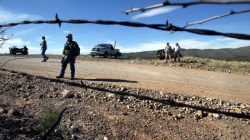 Miembros del “Minutemen Project” vigilan la frontera entre Sonora y Arizona, la cual es dividida por alambre de púas.  Esto ocurrió en 2005.