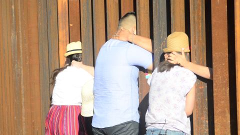 Tres jóvenes indocumentados se reúnen con sus madres a través de la cerca fronteriza entre Estados Unidos y México.