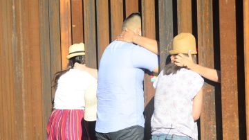 Tres jóvenes indocumentados se reúnen con sus madres a través de la cerca fronteriza entre Estados Unidos y México.