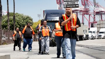 En 2014, los camioneros del puerto de Long Beach realizaron una huelga de 48 horas, en la cual exigieron salarios justos.