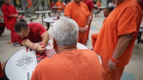 Inmigrantes se reúnen en una área común del centro de detención de Adelanto.