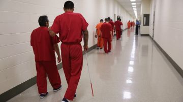 En algunos casos, la reapertura de casos antes cerrados lleva al inmigrante de nuevo a un centro de detención, dijeron abogados (Foto archivo)
