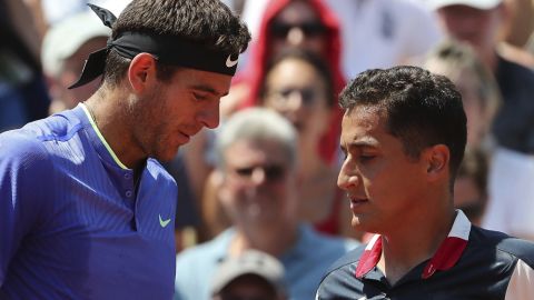 El argentino Juan Martín del Potro consuela al español Nicolás Almagro
