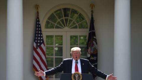 WAS25. WASHINGTON (ESTADOS UNIDOS), 01/06/2017.- El presidente de EE.UU., Donald Trump, pronuncia un discurso hoy, jueves 1 de junio de 2017, en la Casa Blanca, Washington (EE.UU.). Donald Trump anunció hoy su decisión de sacar al país del Acuerdo de París contra el cambio climático, adoptado por casi 200 países en 2015, hoy, jueves 1 de junio de 2017, en la Casa Blanca, Washington (Estados Unidos). EFE