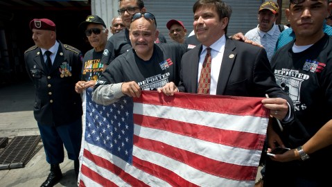 TIJ07. TIJUANA (MÉXICO), 03/06/2017.- El veterano Luis Vega Salazar (c) sostiene una bandera estadounidense junto al congresista estadounidense Vicente González (c-d) durante la visita de siete miembros del Congreso estadounidense a la Casa de Apoyo a los Veteranos deportados hoy, sábado 3 de junio de 2017, en Tijuana, México. La casa de apoyo fue fundada por Héctor Barajas, un veterano del ejército estadounidense y ciudadano mexicano que fue deportado a México, y que ejerce presión sobre los derechos de los veteranos militares de los Estados Unidos deportados. Barajas y otros dos veteranos deportados, también recibieron oficialmente indultos del gobernador de California por condenas penales anteriores, lo cual abre el camino para que los veteranos soliciten la ciudadanía estadounidense. EFE/David Maung