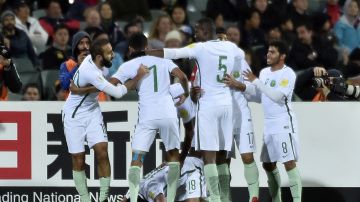 Jugadores de la selección de Arabia Saudí celebran un gol ante Australia.
