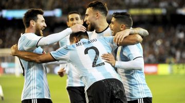 Jugadores de Argentina felicitan a Mercado por el gol.