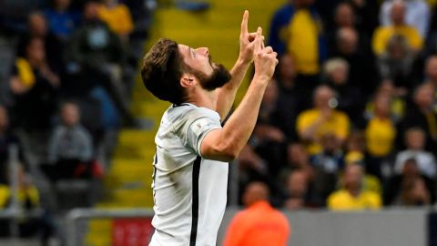 Giroud festeja tras anotarle un golazo a Suecia.