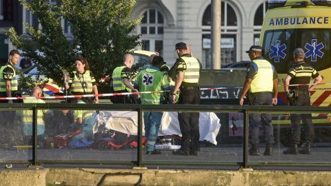 El auto se lanzó contra las personas en una estación de Amsterdam.