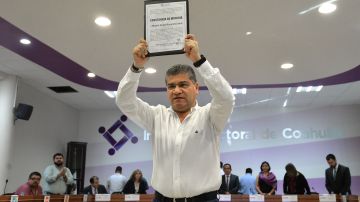 Miguel Riquelme Solís, recibe el acta que acredita su victoria