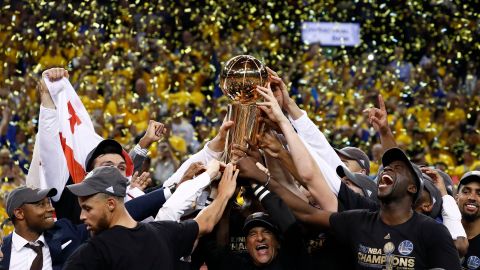 Jugadores de los Warriors celebran su victoria ante los Cavaliers.