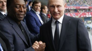 En la imagen, Pelé se saluda con el presidente ruso Vladimir Putin