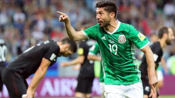 Oribe Peralta festeja su gol que le dio el triunfo a México 2-1 sobre Nueva Zelanda