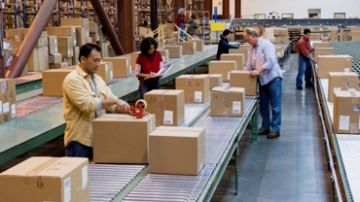Trabajadores en un almacén preparando cajas de envío.