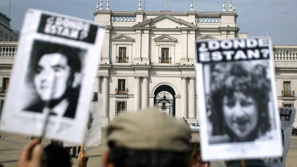 Chile condena a más de cien exagentes de la policía secreta de Pinochet