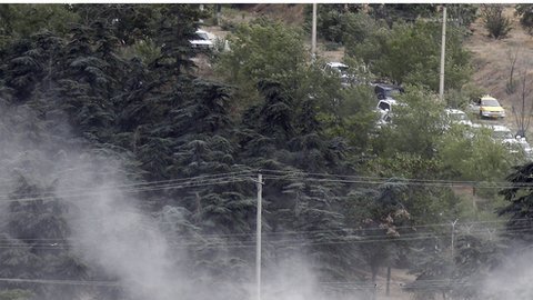 Al menos tres explosiones se escucharon durante el funeral.