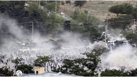 Al menos tres explosiones se escucharon durante el funeral.