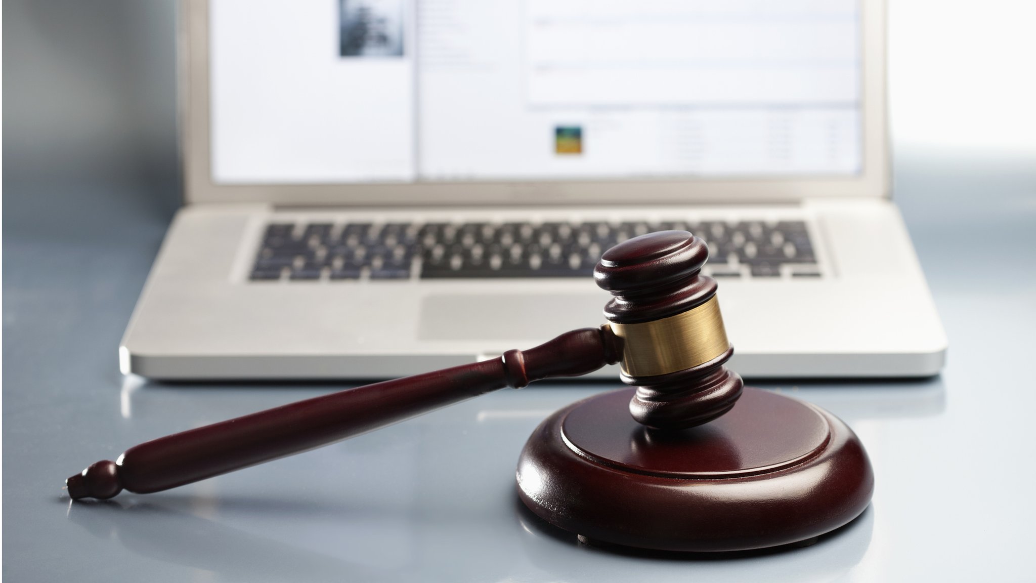 Hitler, emojis y signos de exclamación: las leyes no escritas de internet