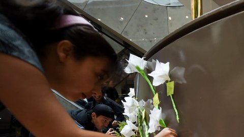 Tras el atentado muchas personas han rendido tributo a las víctimas de la explosión.