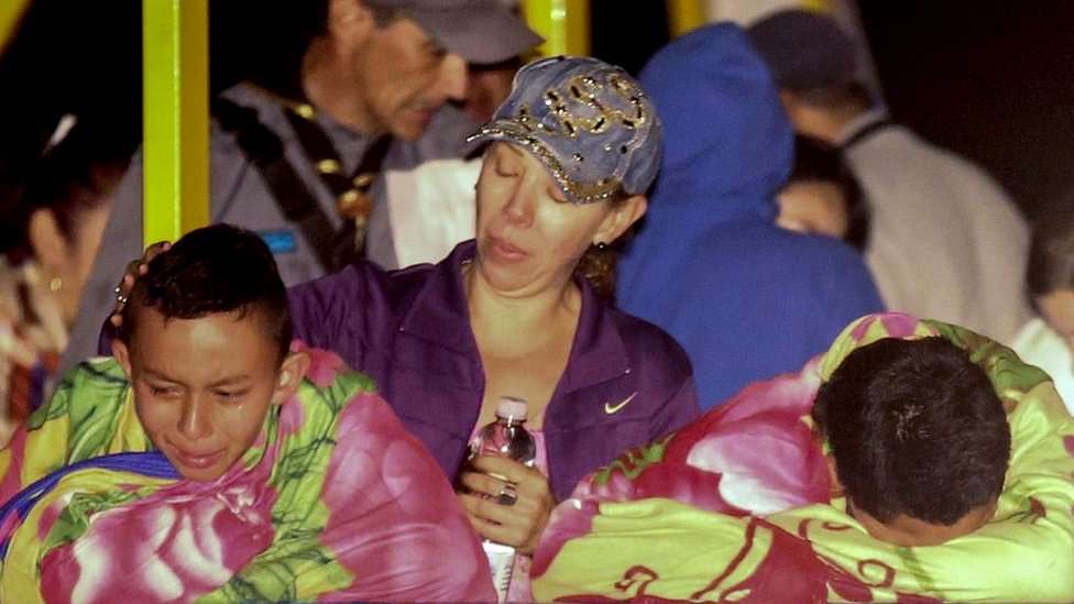 “Saltaban unos sobre otros para escapar”, dramáticos testimonios del hundimiento de barco en Colombia