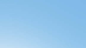 Como los adultos, los niños deben de tomar suficiente agua durante los días de sol y calor.