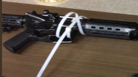 Armas halladas en la bolsa de un hombre detenido en una estación de Metro en Pasadena.