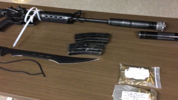 Armas halladas en la bolsa de un hombre detenido en una estación de Metro en Pasadena.