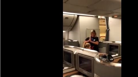 Azafata baila Waka Waka