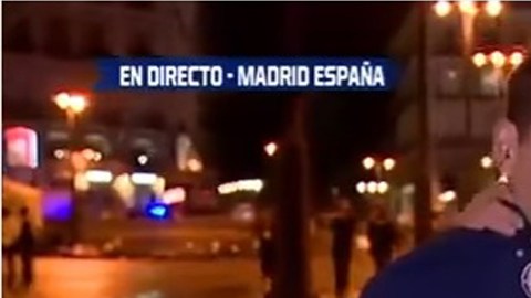 Una aficionada italiana sorprendió con un beso repentino al reportero de Fox Sport