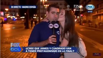 Una aficionada italiana sorprendió con un beso repentino al reportero de Fox Sport